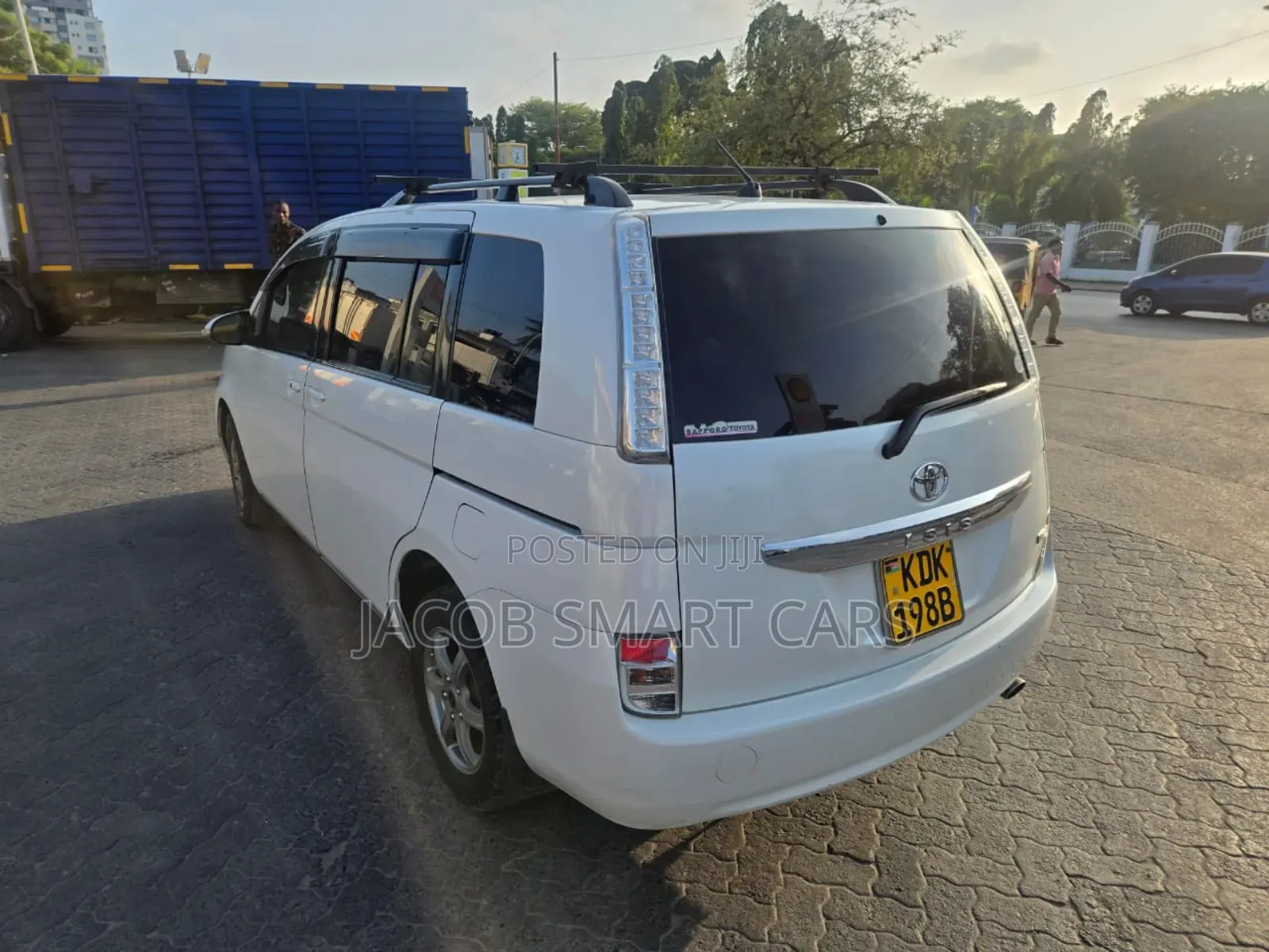Toyota ISIS 2017 White