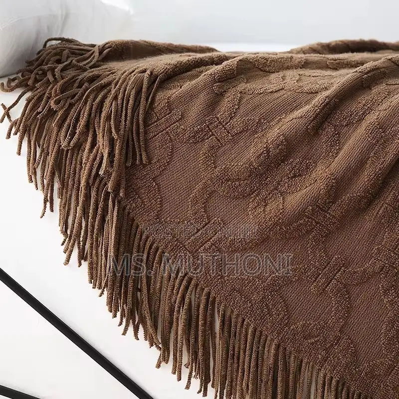Mocha / White Textured Throw Blanket Self-Pattern Chain Link Design