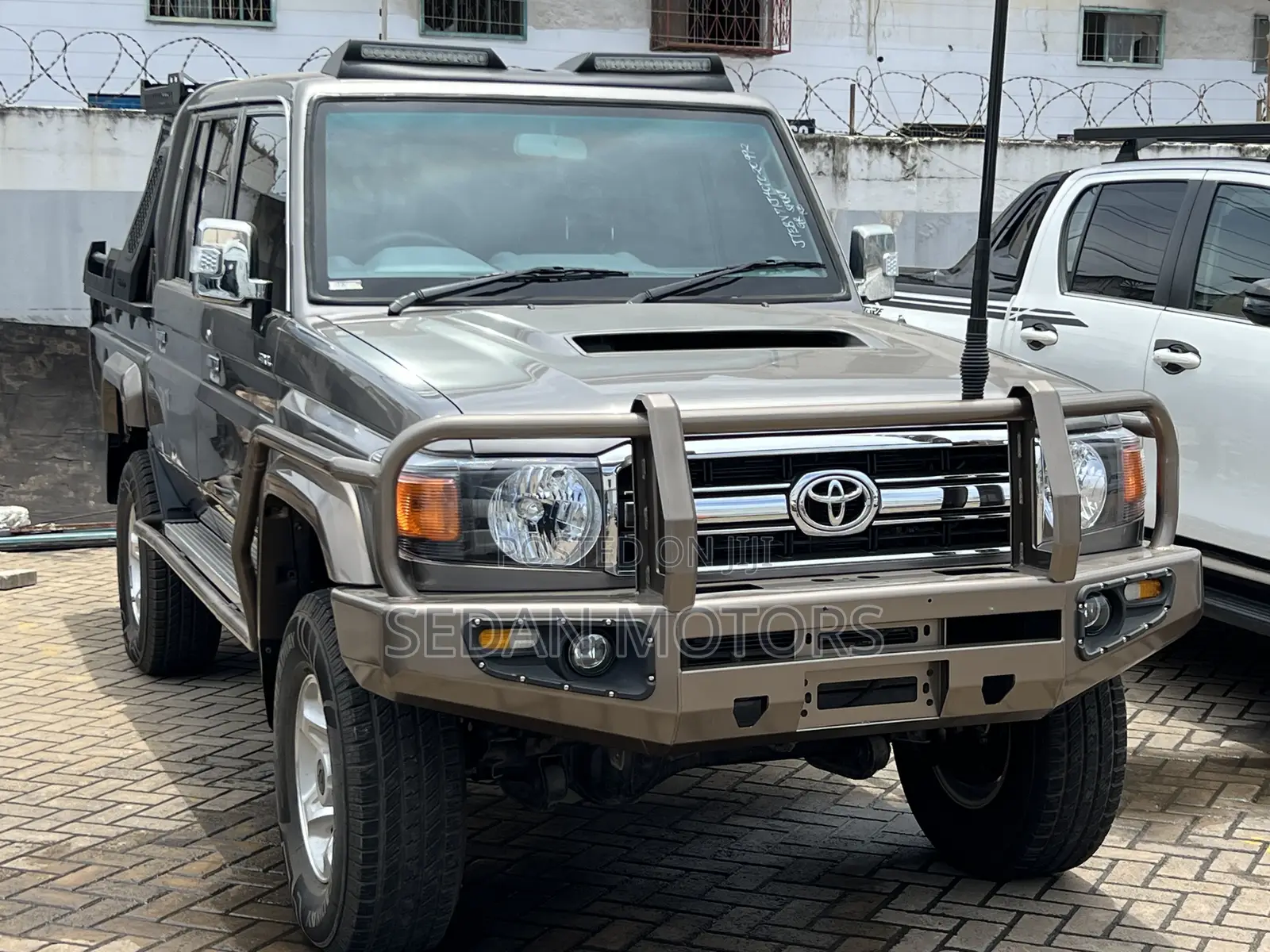 Toyota Land Cruiser 2018 Gold