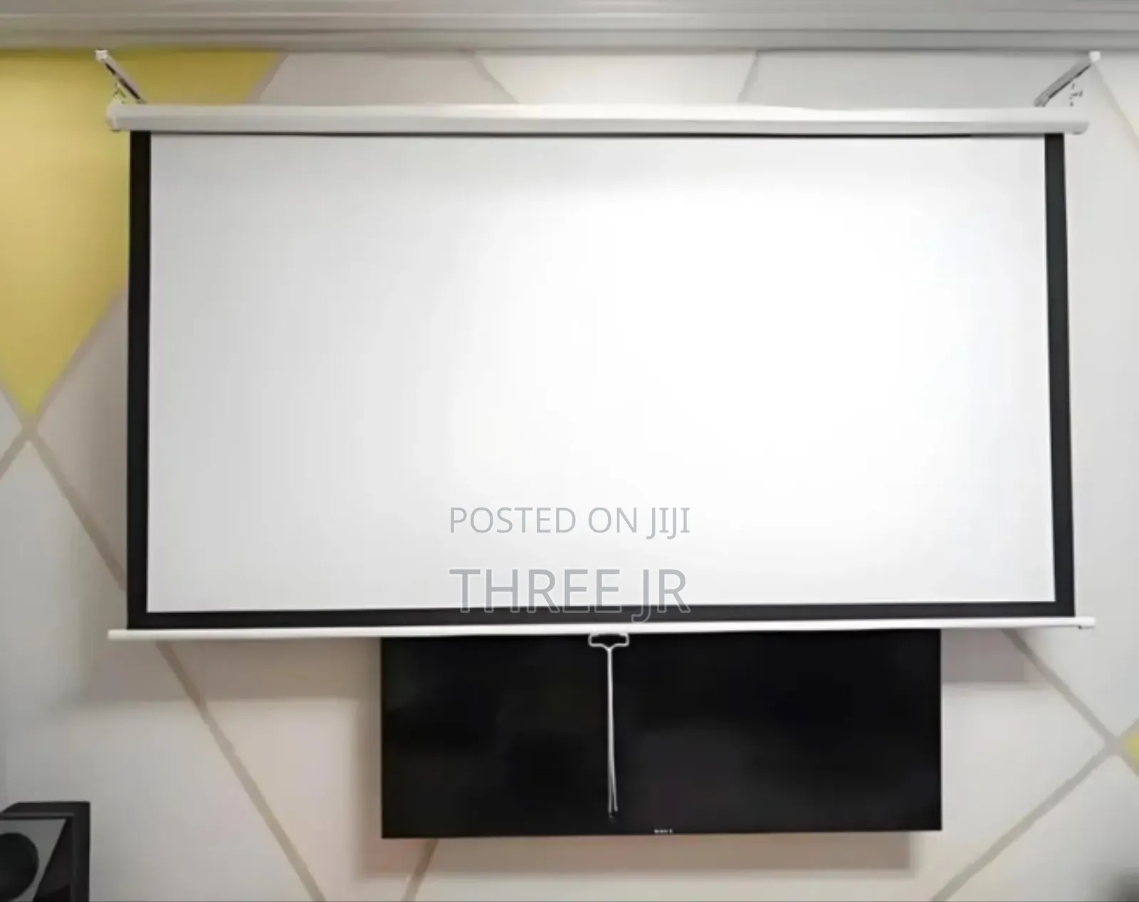 White Matt Easy to Pull Down and Retract Screen 72inch