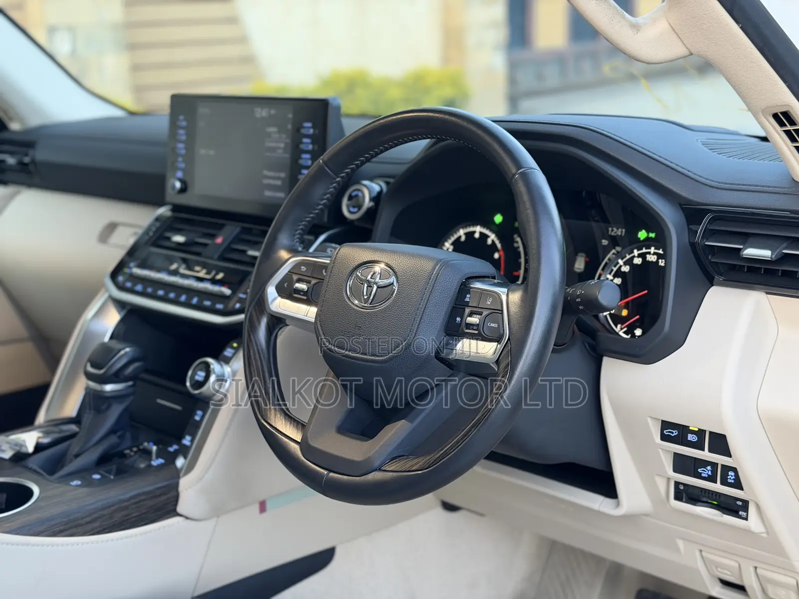 Toyota Land Cruiser LC300 2023 White