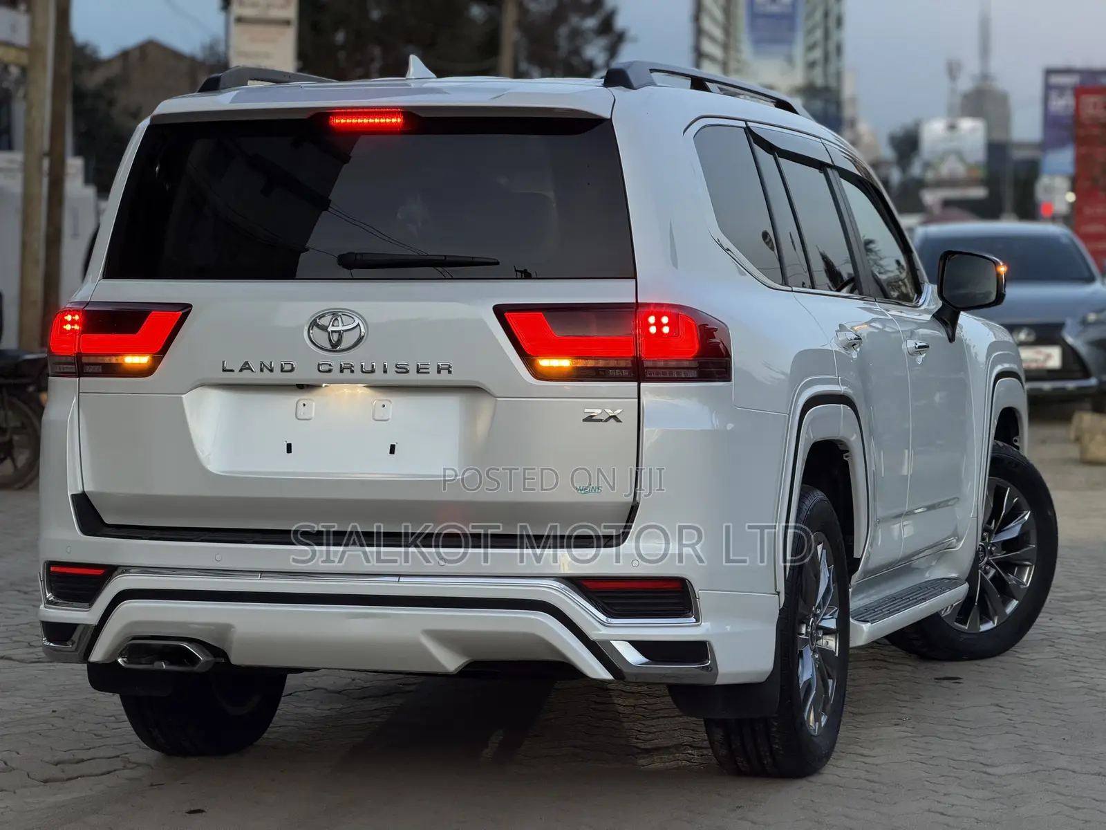 Toyota Land Cruiser LC300 2023 White