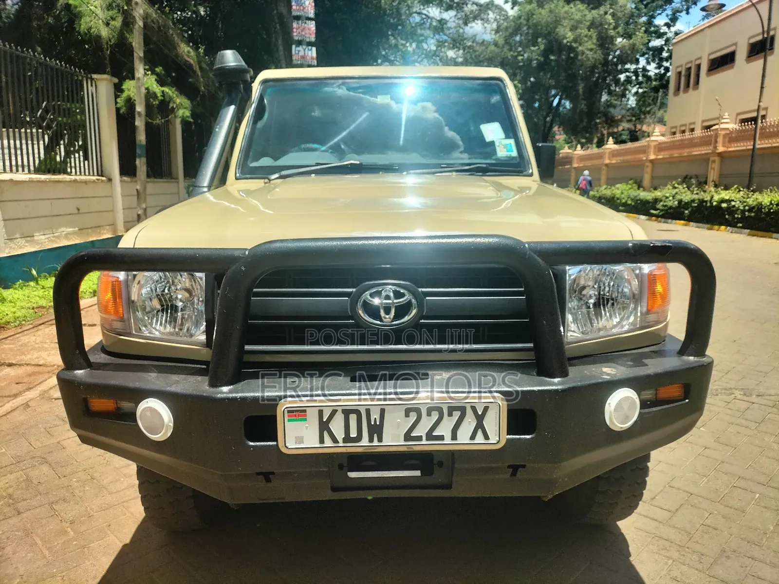Toyota Land Cruiser 2013 Yellow