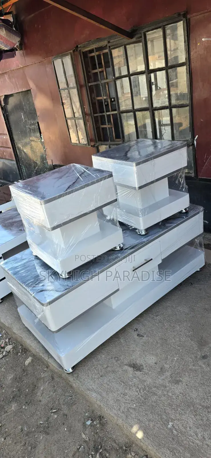 Marble Topping With Stools