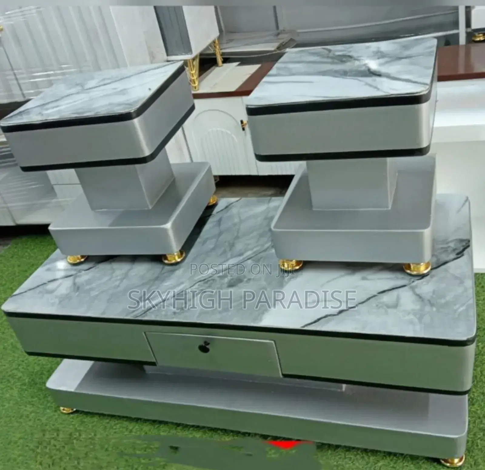 Marble Topping With Stools