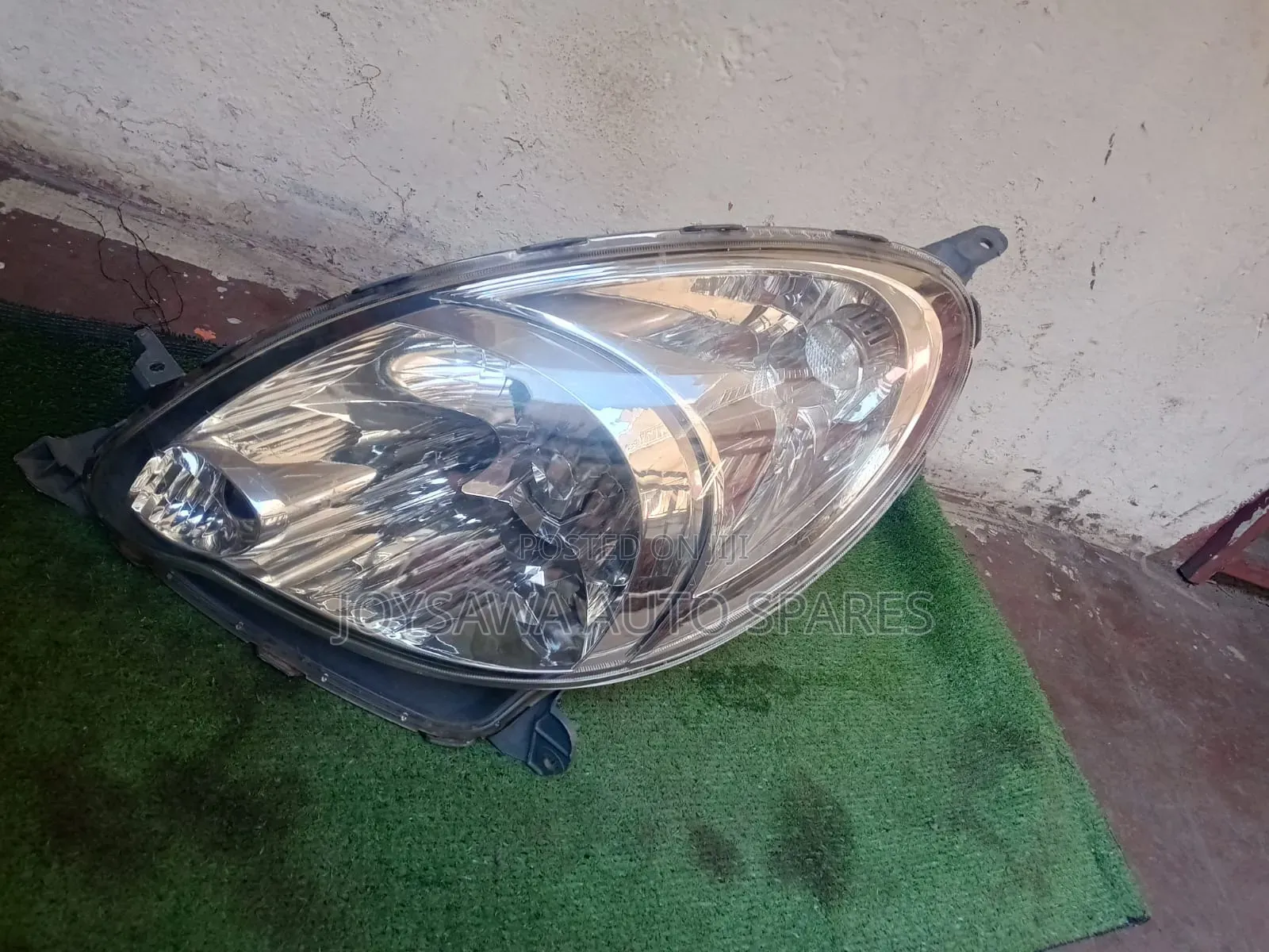 Toyota Fun Cargo 2005 Headlight Xenon