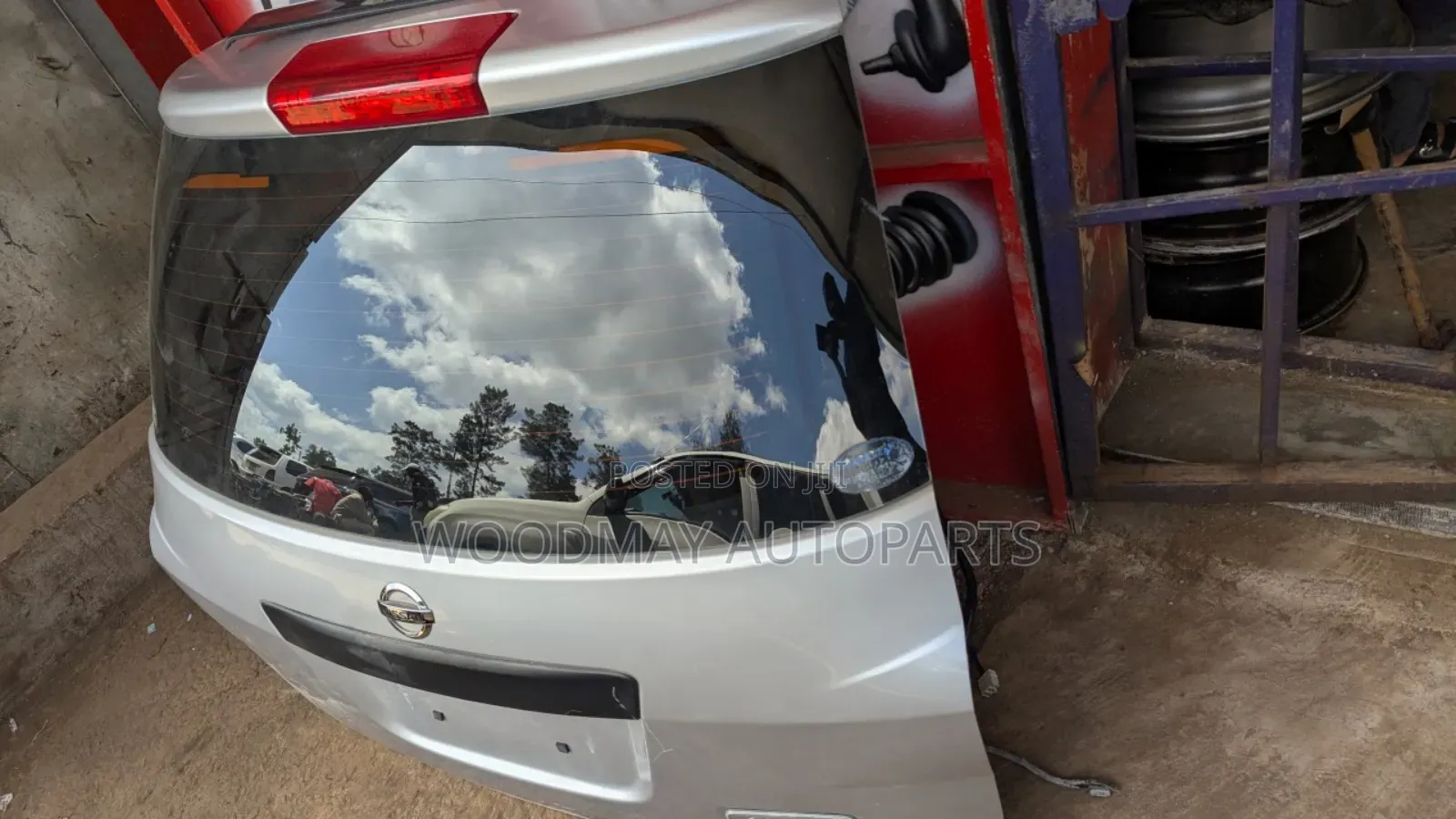 Nissan Advan Boot