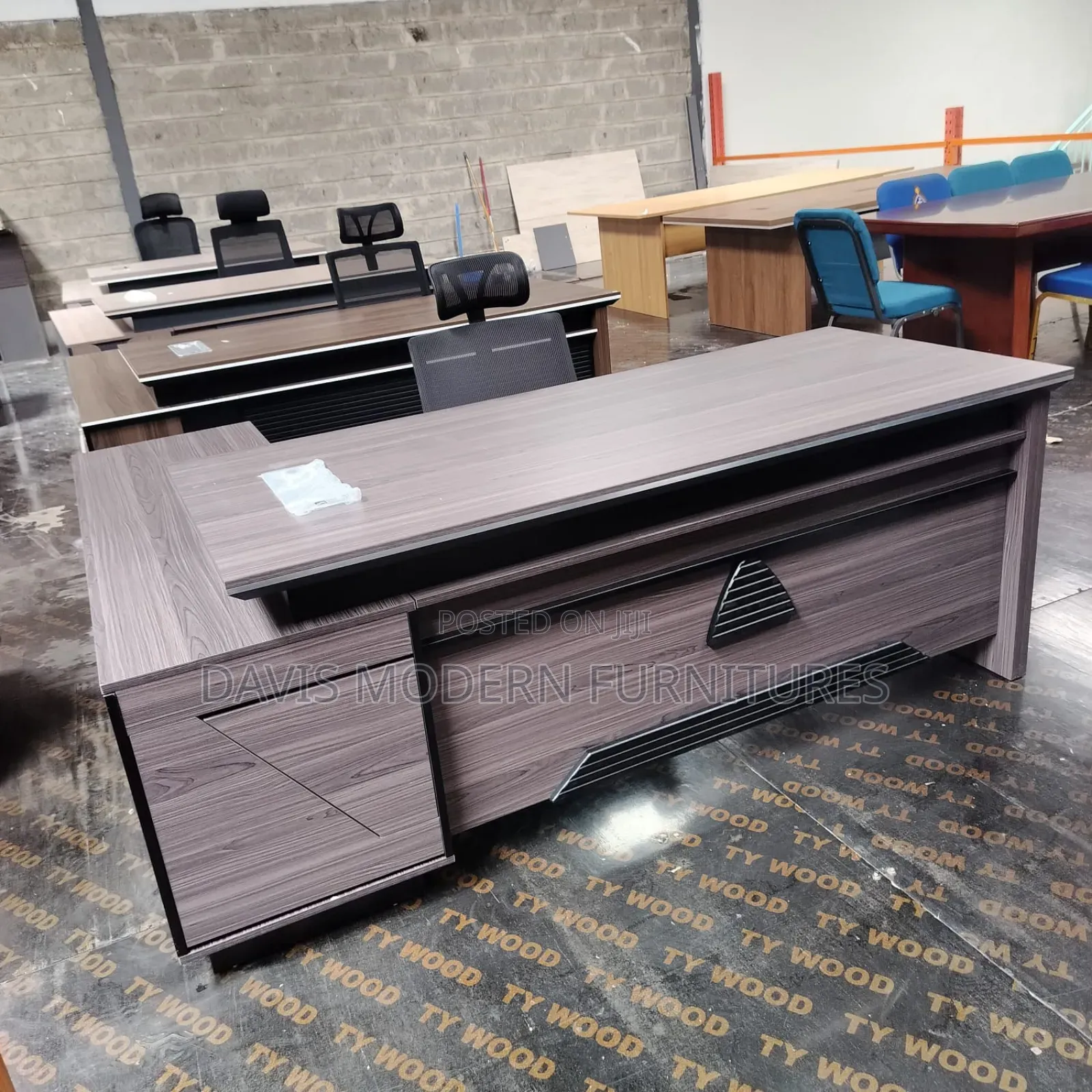 Modern Executive Office Desk With a Chair