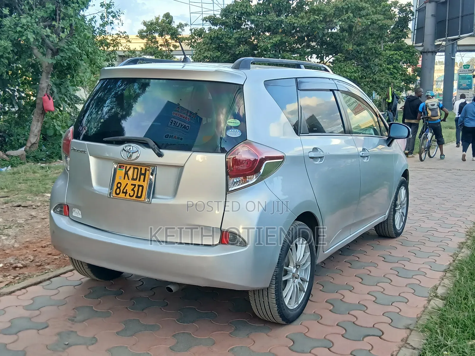 Toyota Ractis 1.3 FWD 2014 Silver