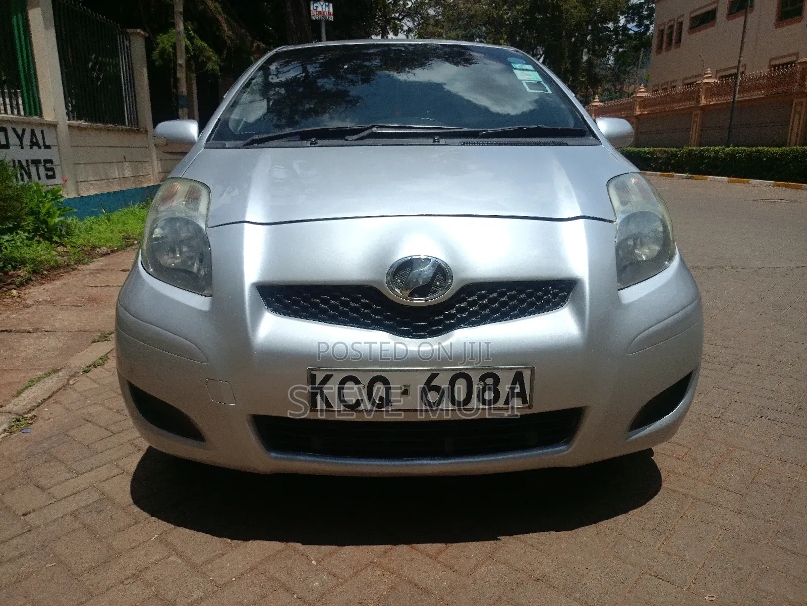 Toyota Vitz 1.3 FWD 5dr 2011 Silver