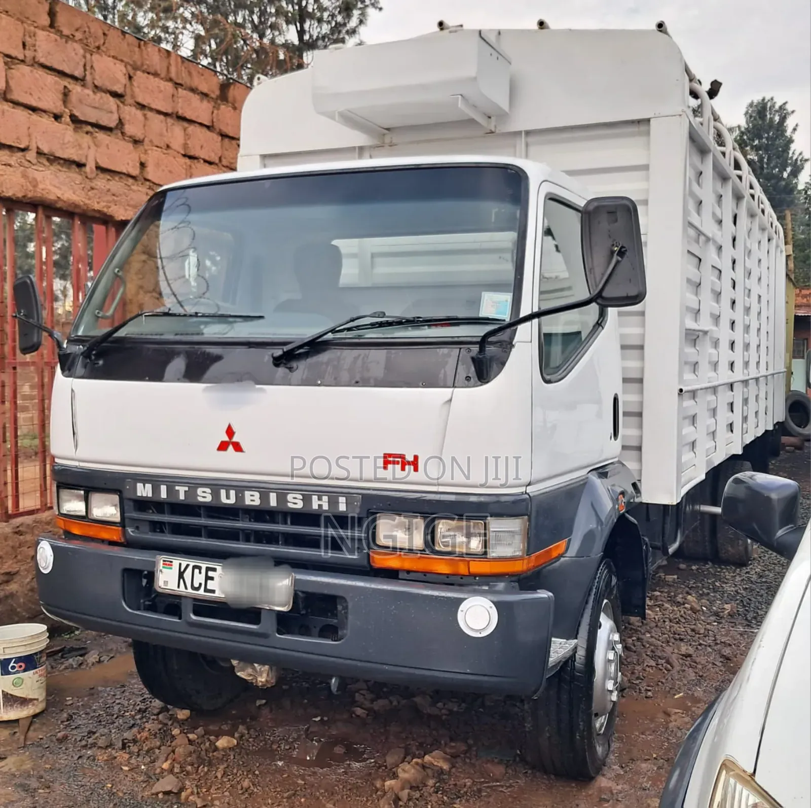 Mitsubishi Fh215 2015 White