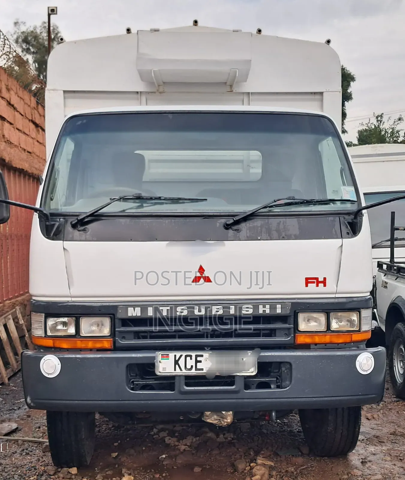Mitsubishi Fh215 2015 White