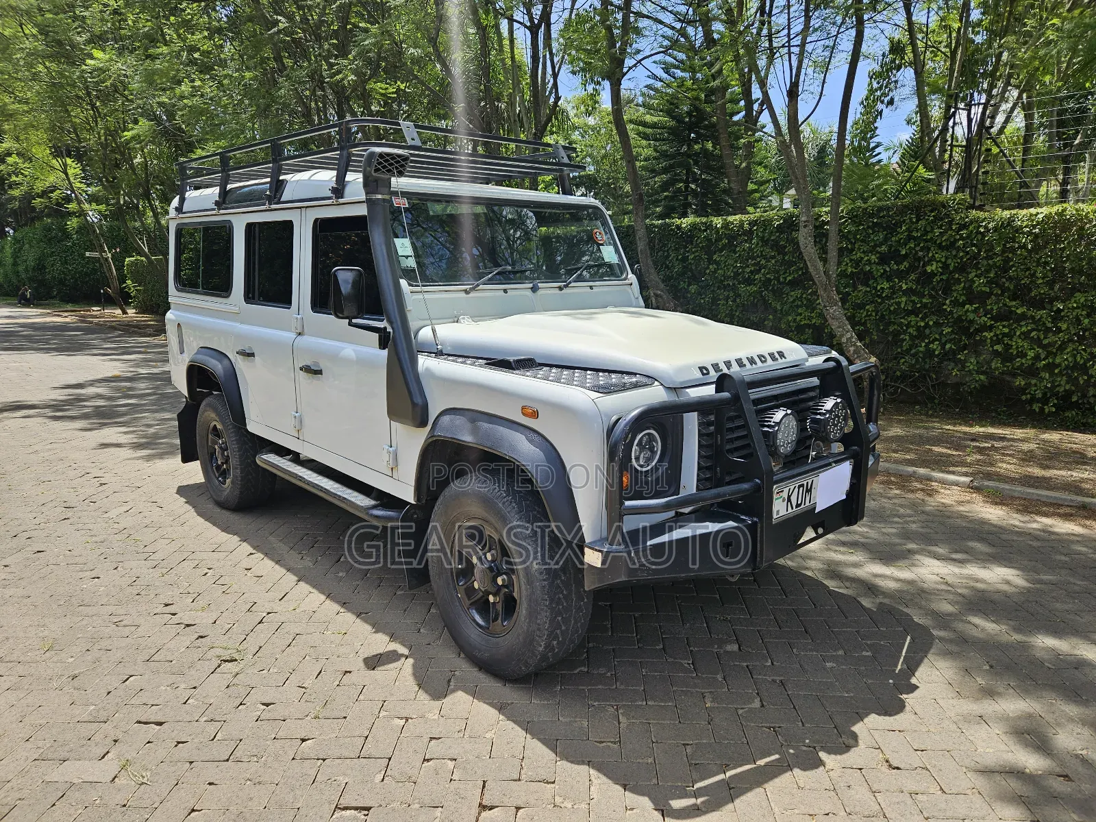 Land Rover Defender Puma 110 SW 2011 White