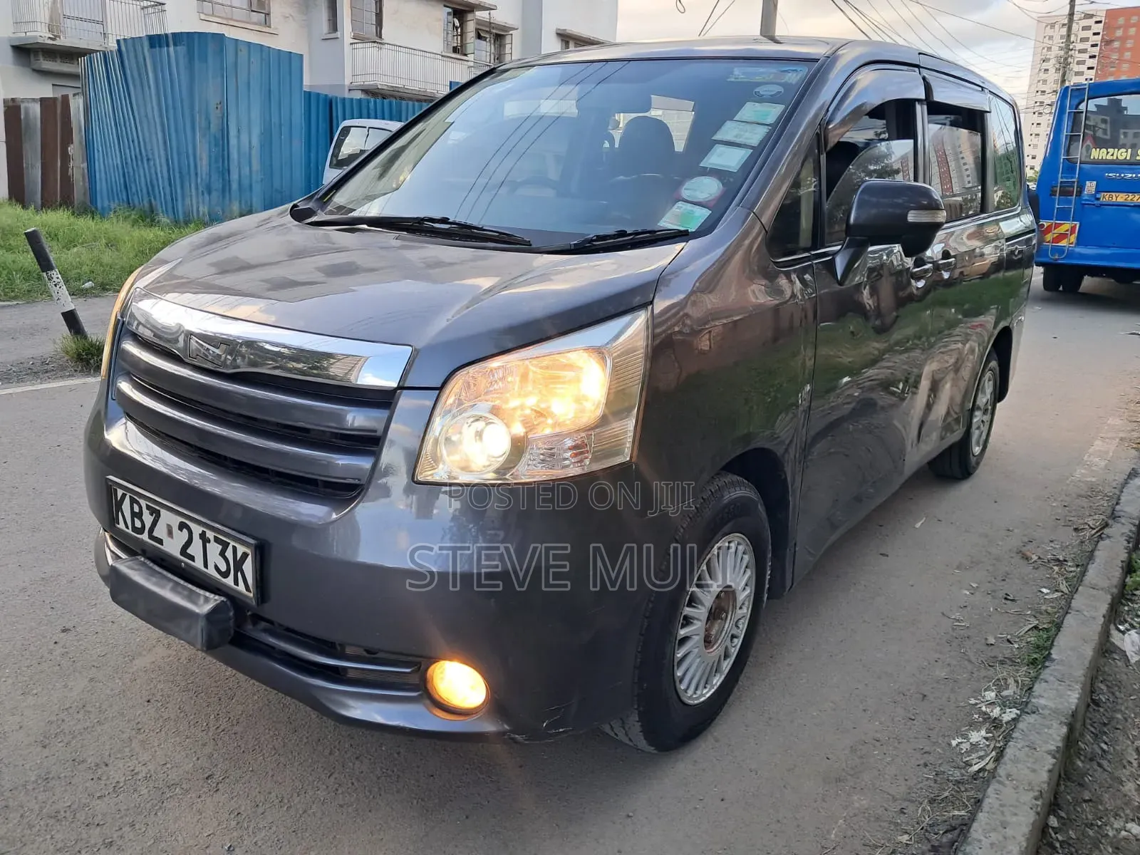Toyota Noah 2.0 158hp FWD (8 Seater) 2008 Gray