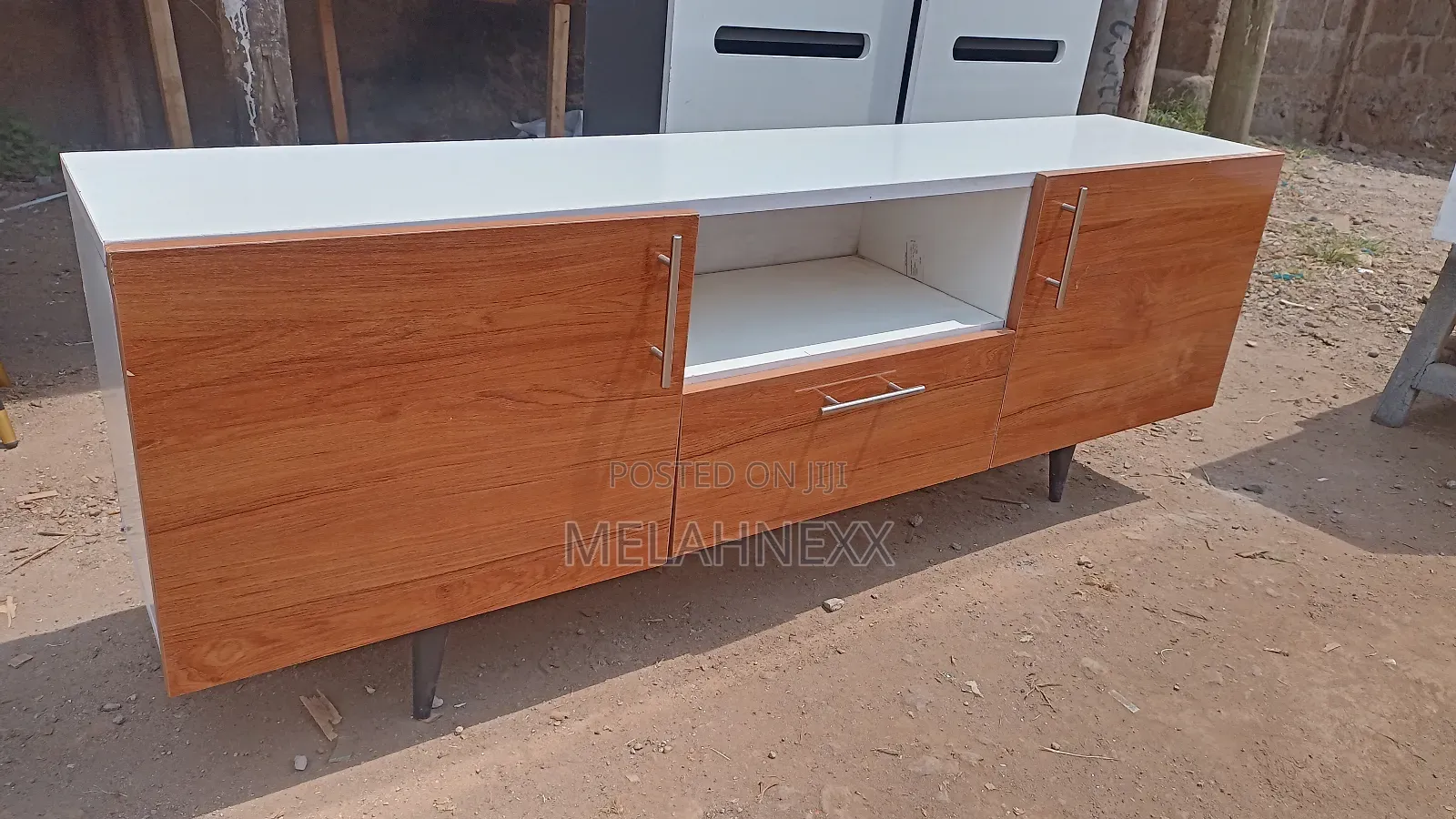 5fits White and Royal Teak Faces Stand