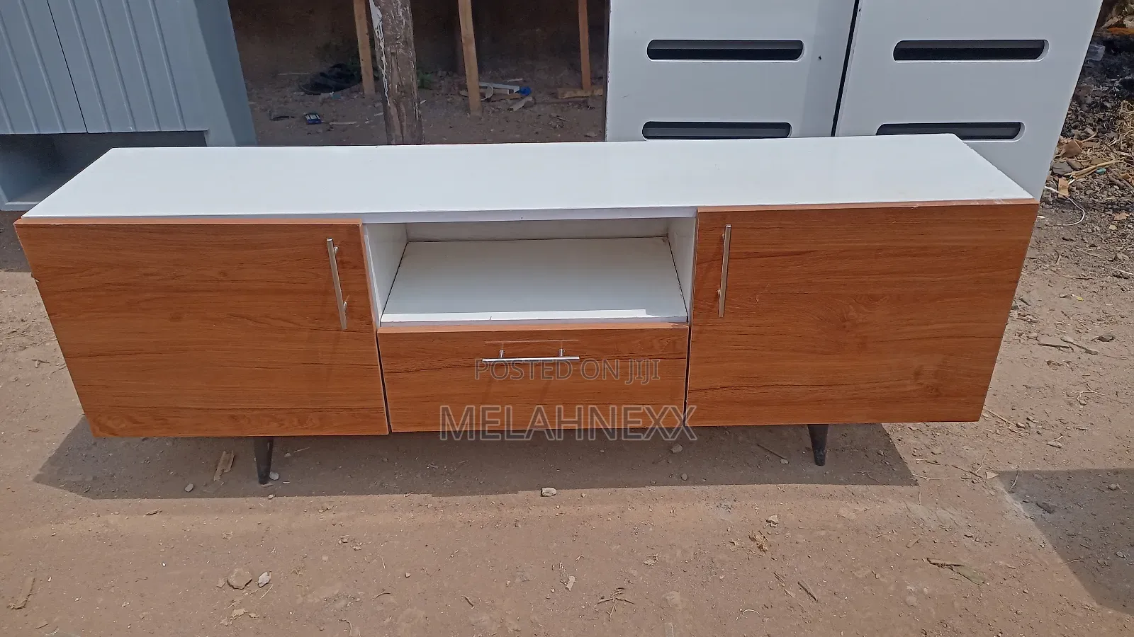 5fits White and Royal Teak Faces Stand