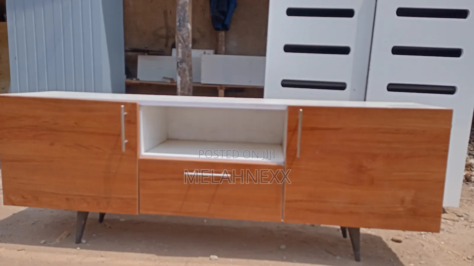 5fits White and Royal Teak Faces Stand