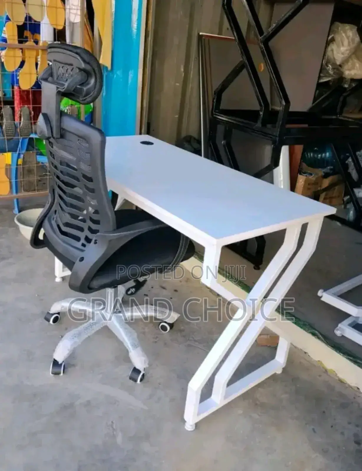 Compact Metallic Table With Headrest Chair