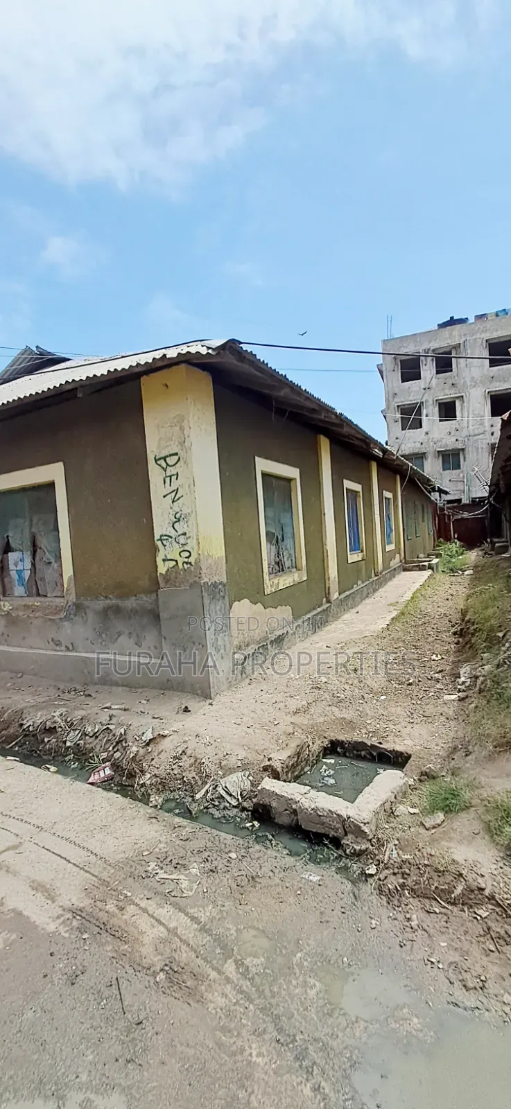 12bdrm House in Bombolulu for sale