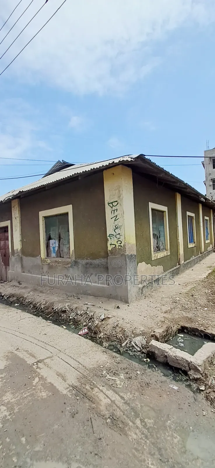 12bdrm House in Bombolulu for sale