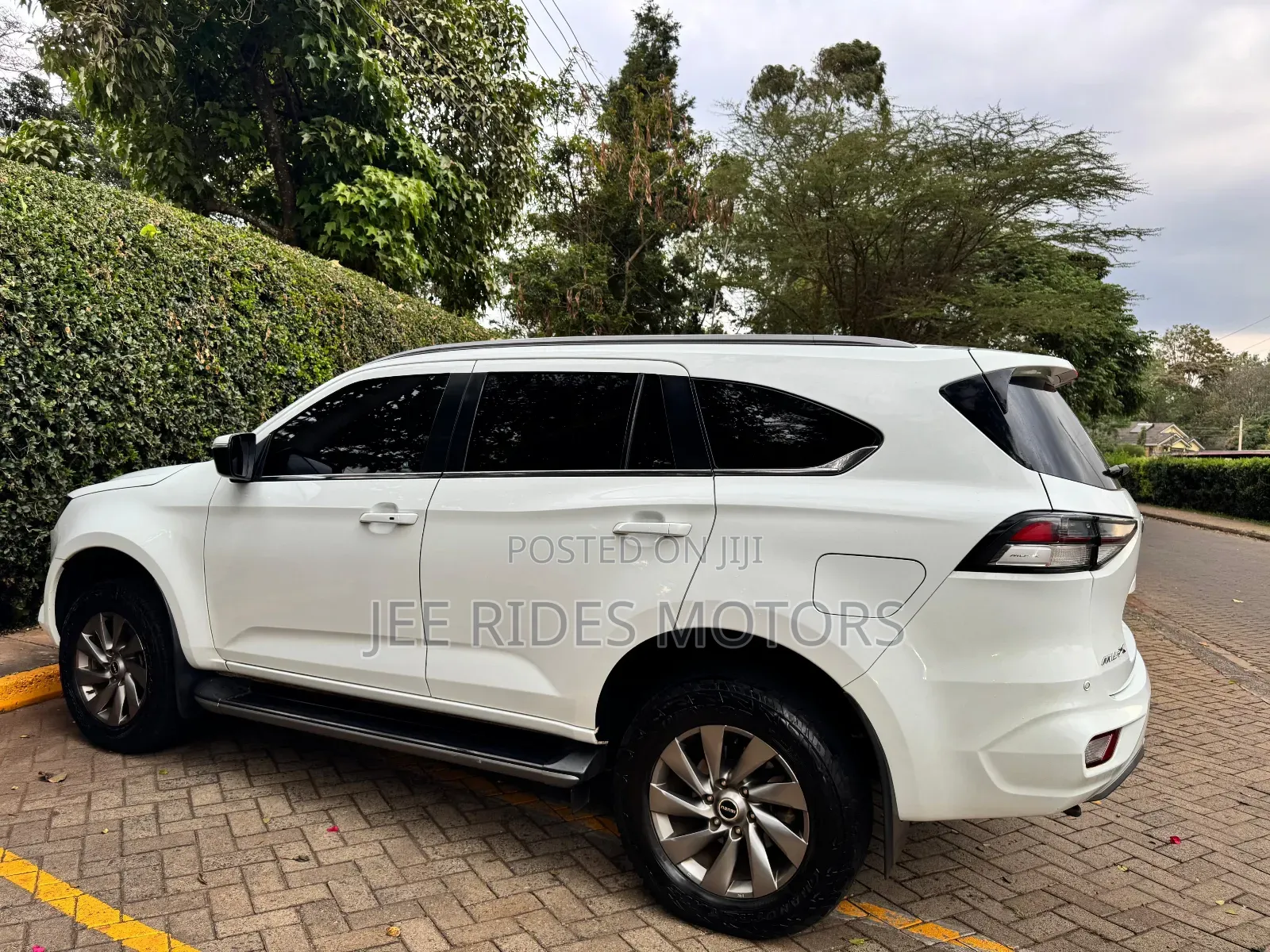 Isuzu MU-X 2024 White