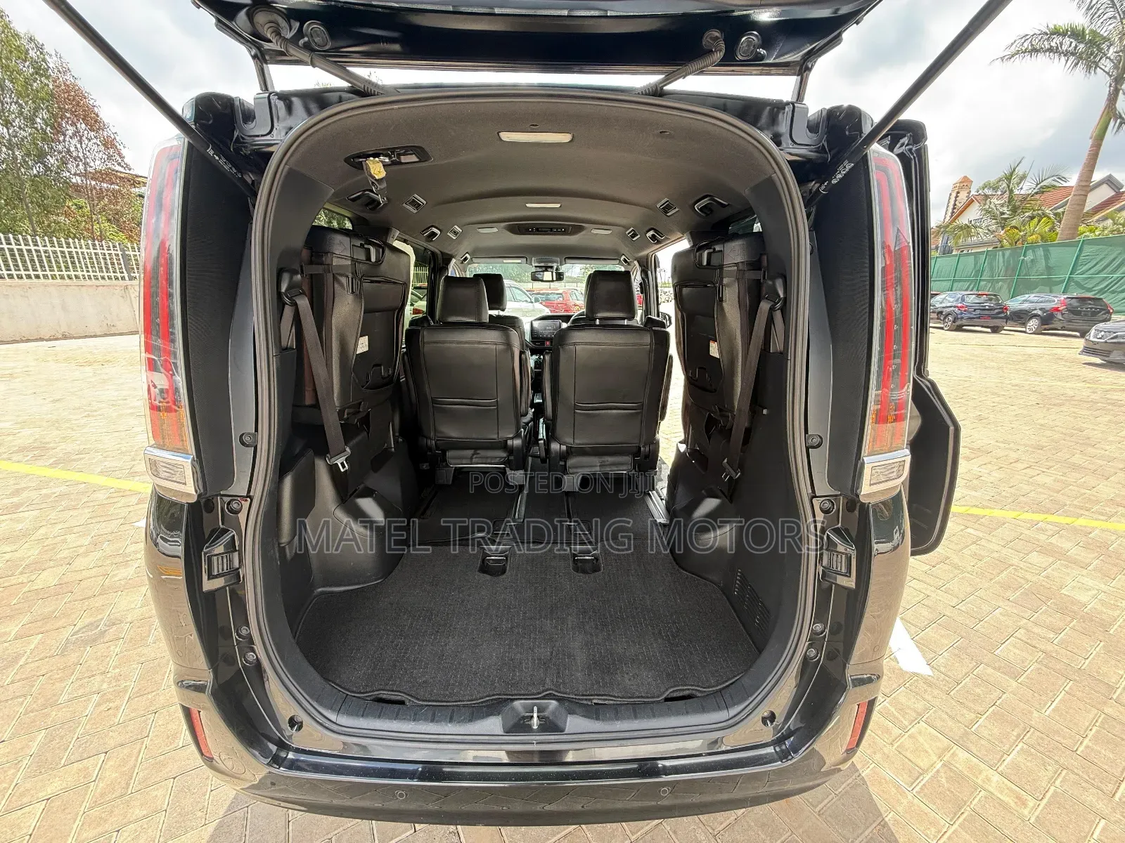Toyota Esquire 1.8 FWD Hybrid (7 seater) 2019 Black