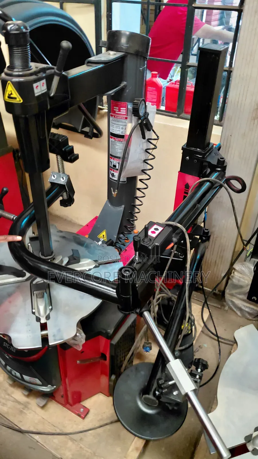 Commercial Big Tyre Changer Machine With Assist Arms.