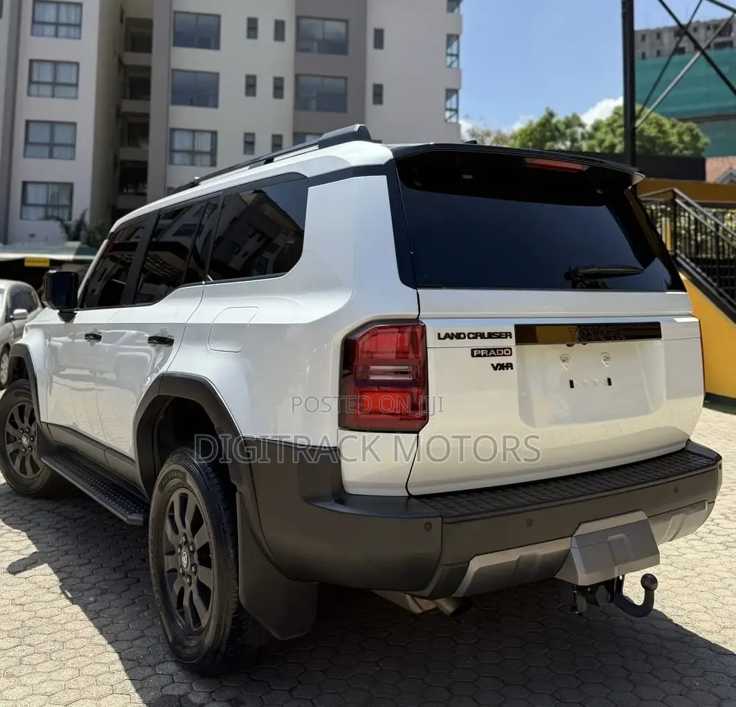 Toyota Land Cruiser Prado 2.8 2024 White