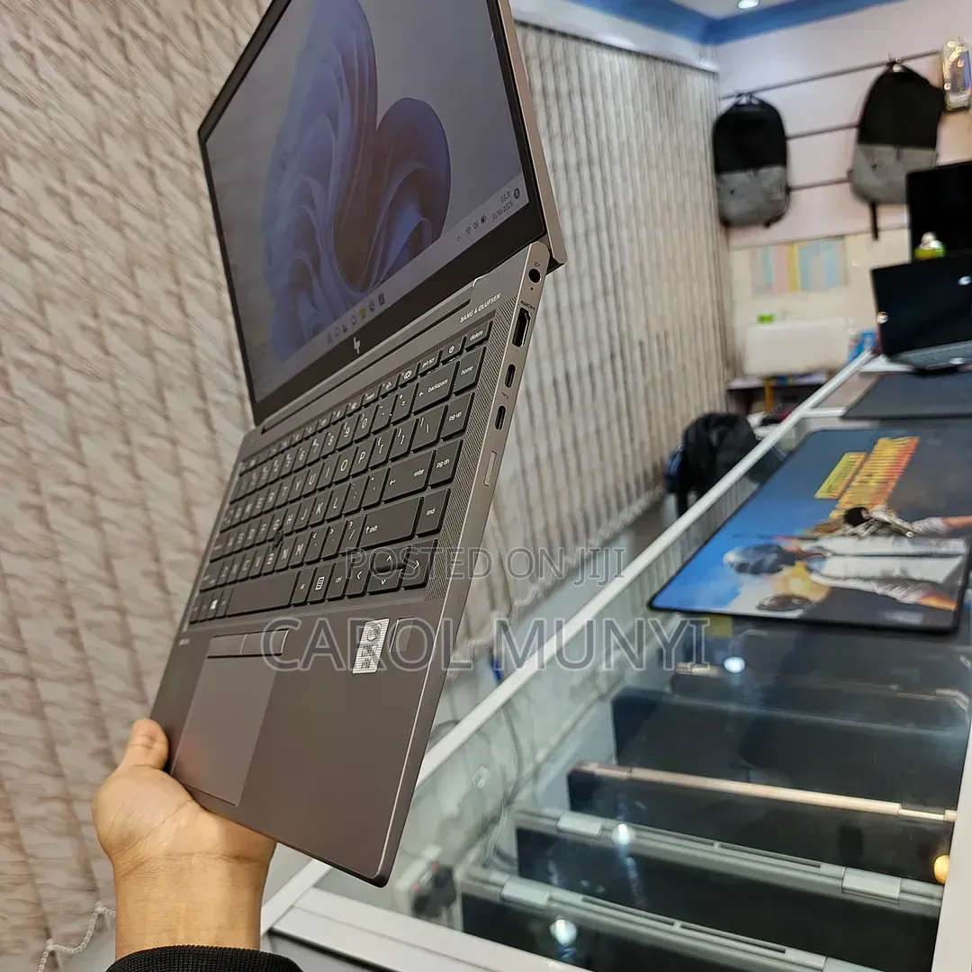 New Laptop HP ZBook Firefly 14 G7 16GB Intel Core i7 SSD 256GB