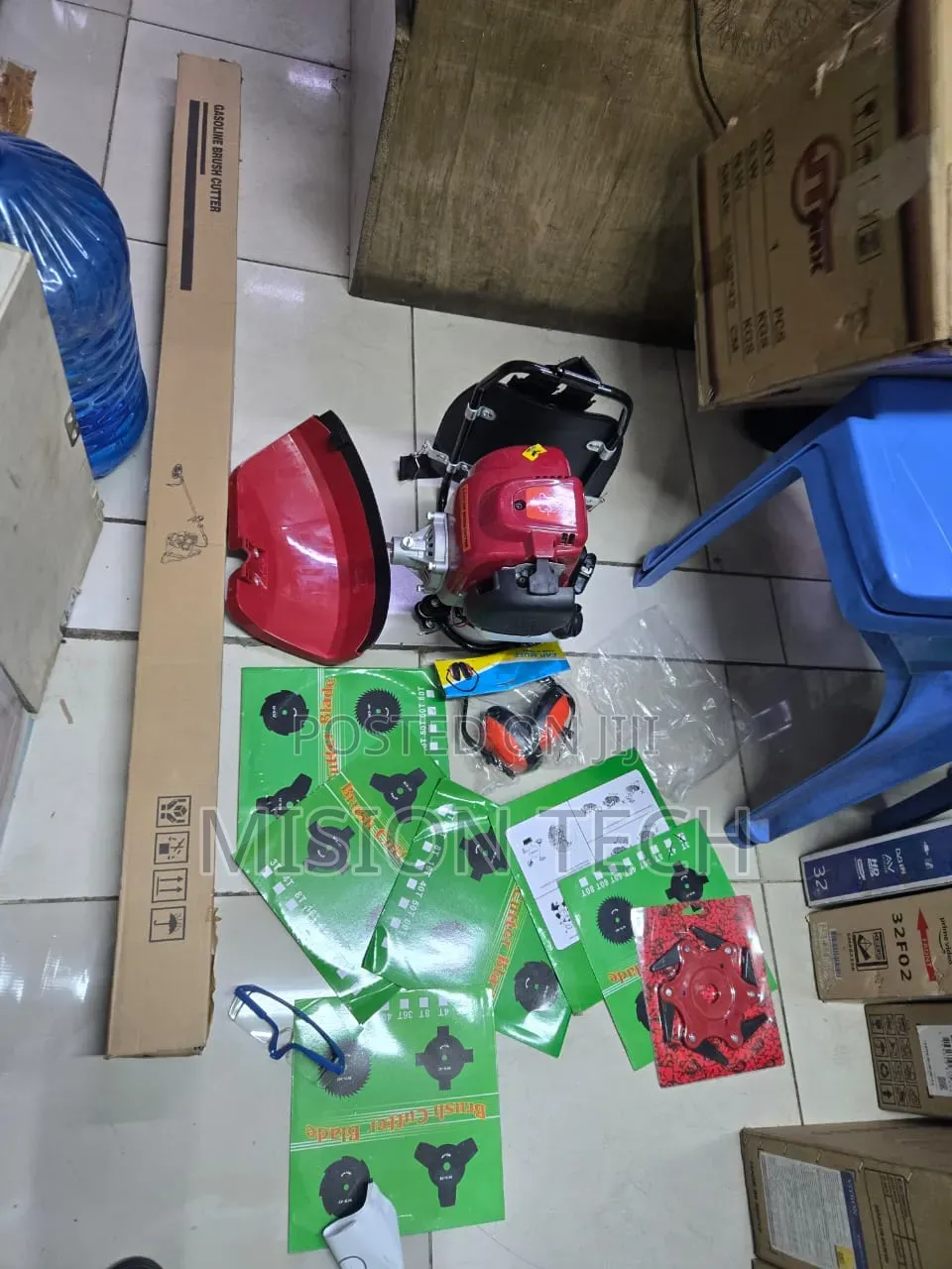 Brush Cutter 4 Stroke 
With 8 Blades Attachments