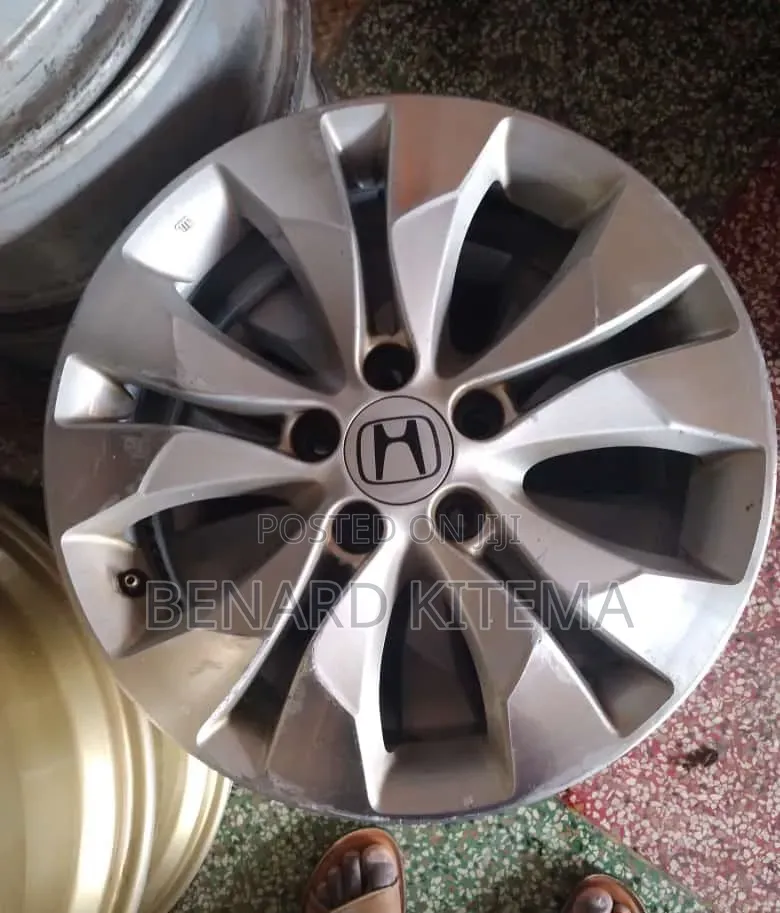 Original Rims Size 17" for Honda Cr-v and Vezel as Well.