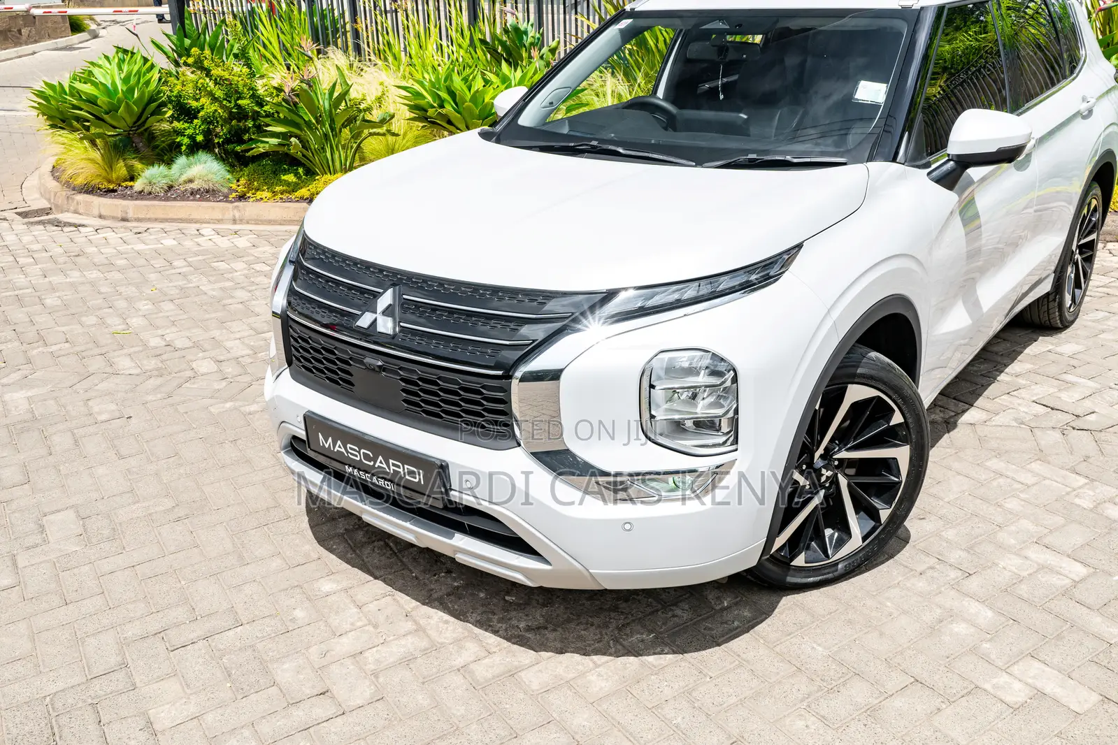 Mitsubishi Outlander 2023 White