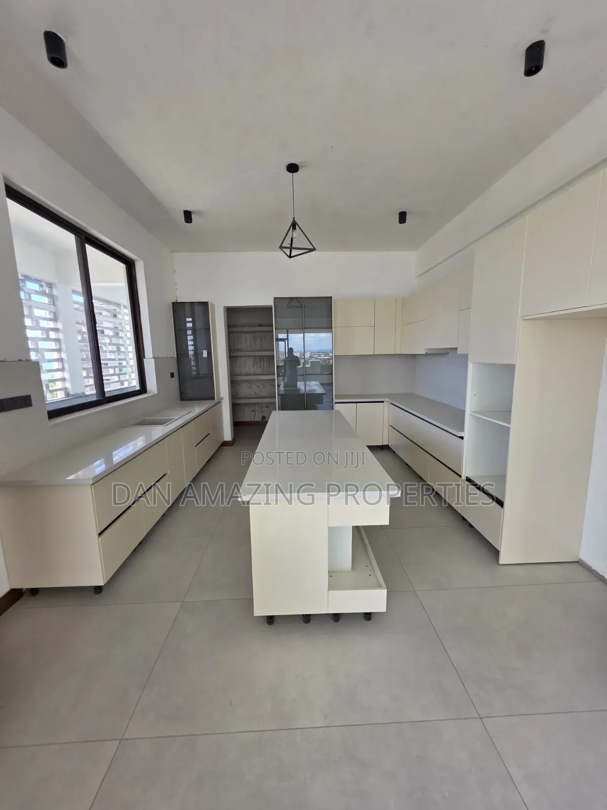 5bdrm Penthouse in Nyali for sale
