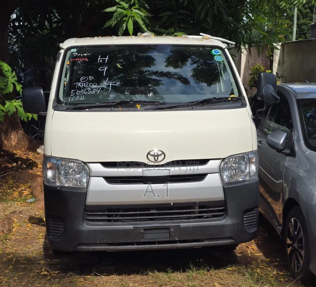 Toyota Regius 2019 White
