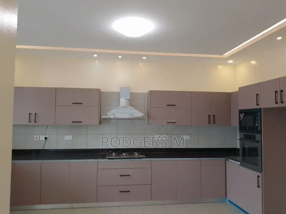 4bdrm Penthouse in State House Area for rent