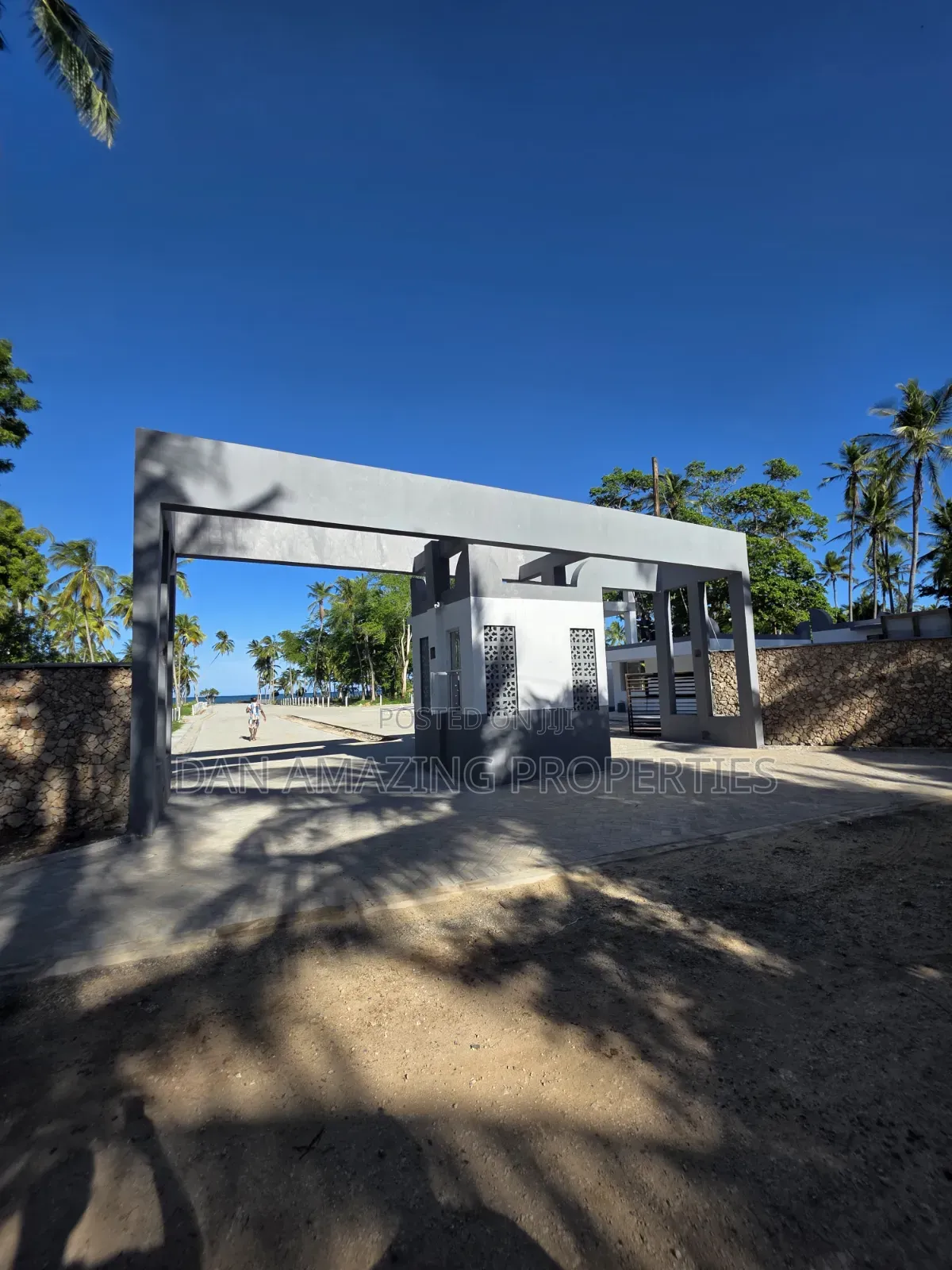 1/2 an Acre Beachfront for Sale in Msa Kanamai Majengo in Gated Zone