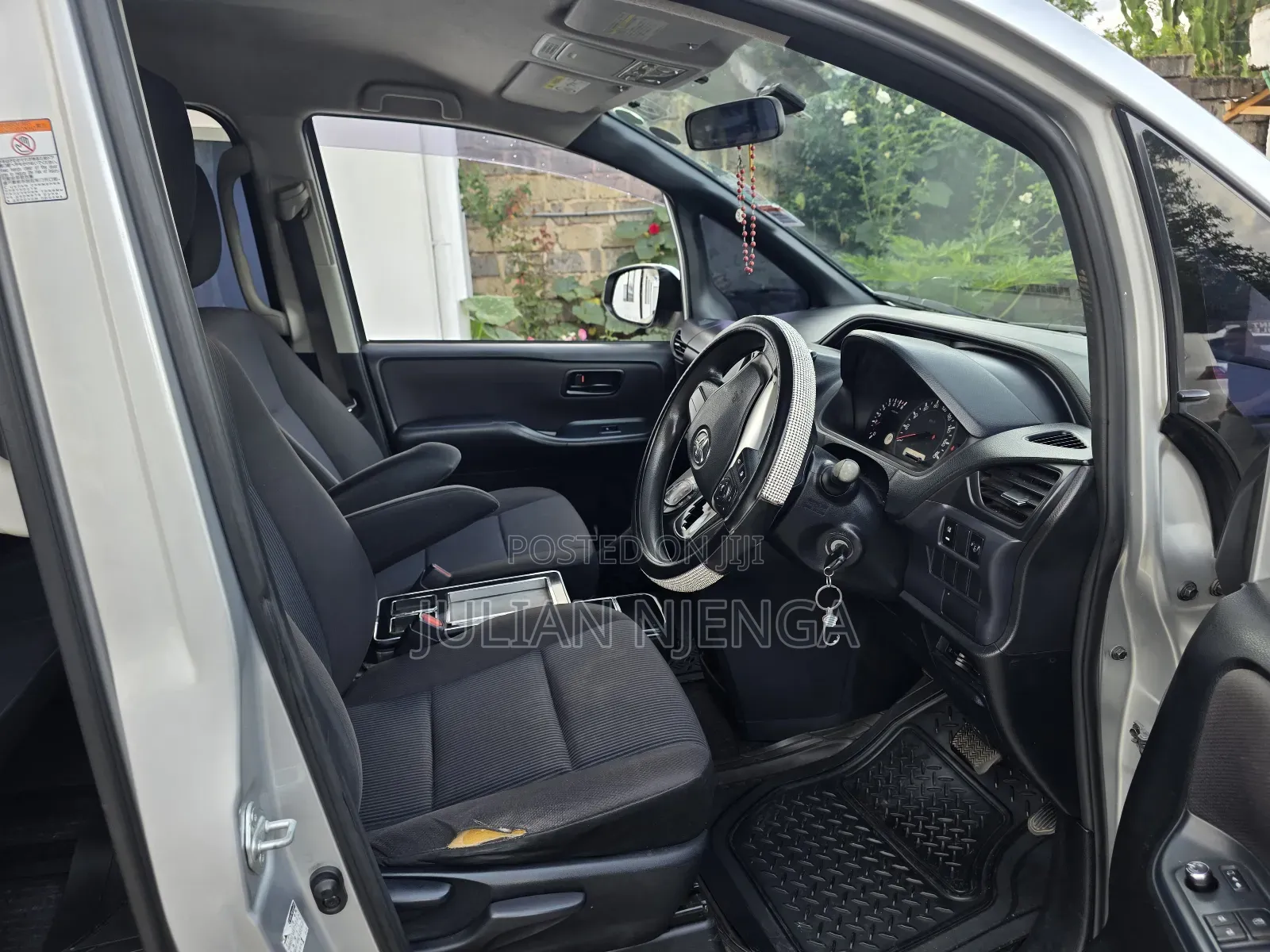 Toyota Noah 2.0 FWD (8 Seater) 2014 Silver