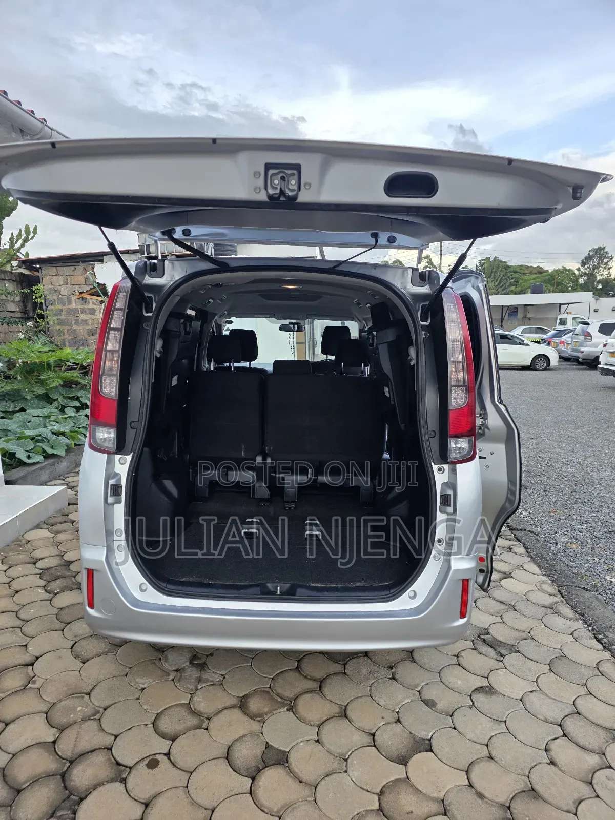 Toyota Noah 2.0 FWD (8 Seater) 2014 Silver