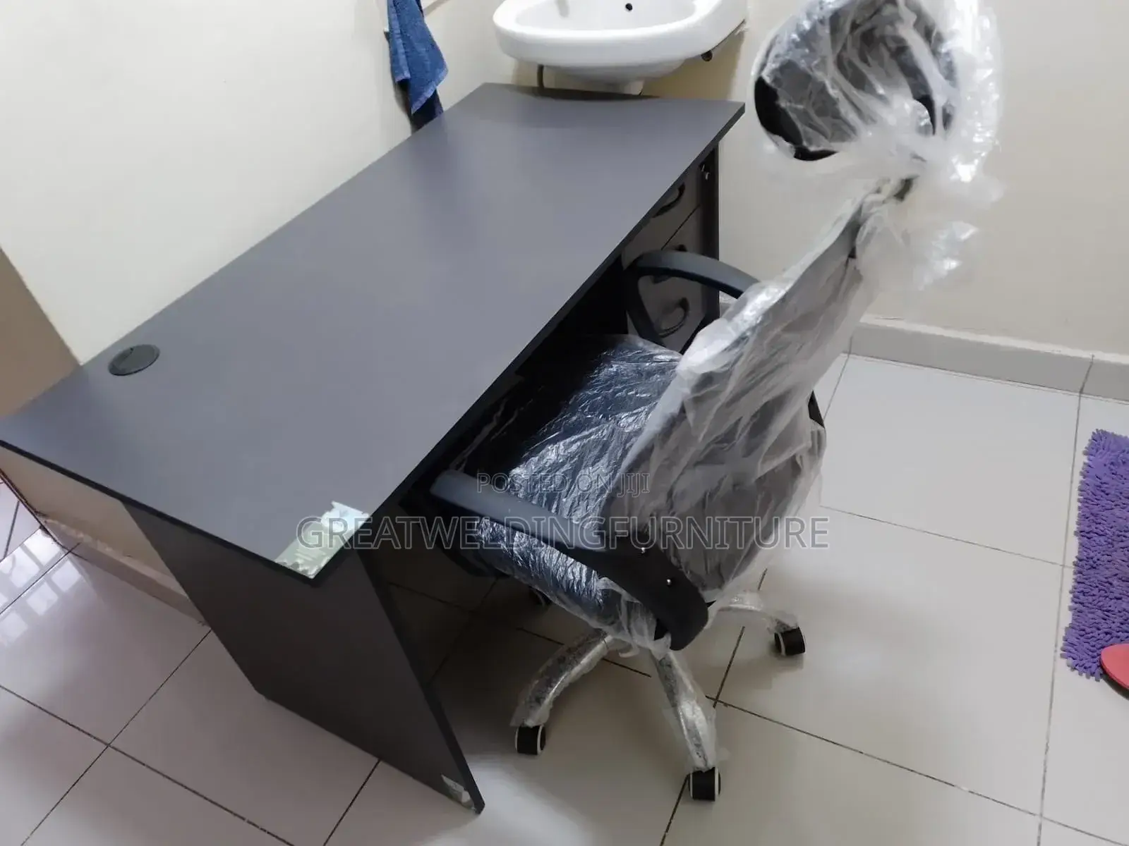0.9m Grey Office Desk With a Black Swivel Mesh Office Chair K