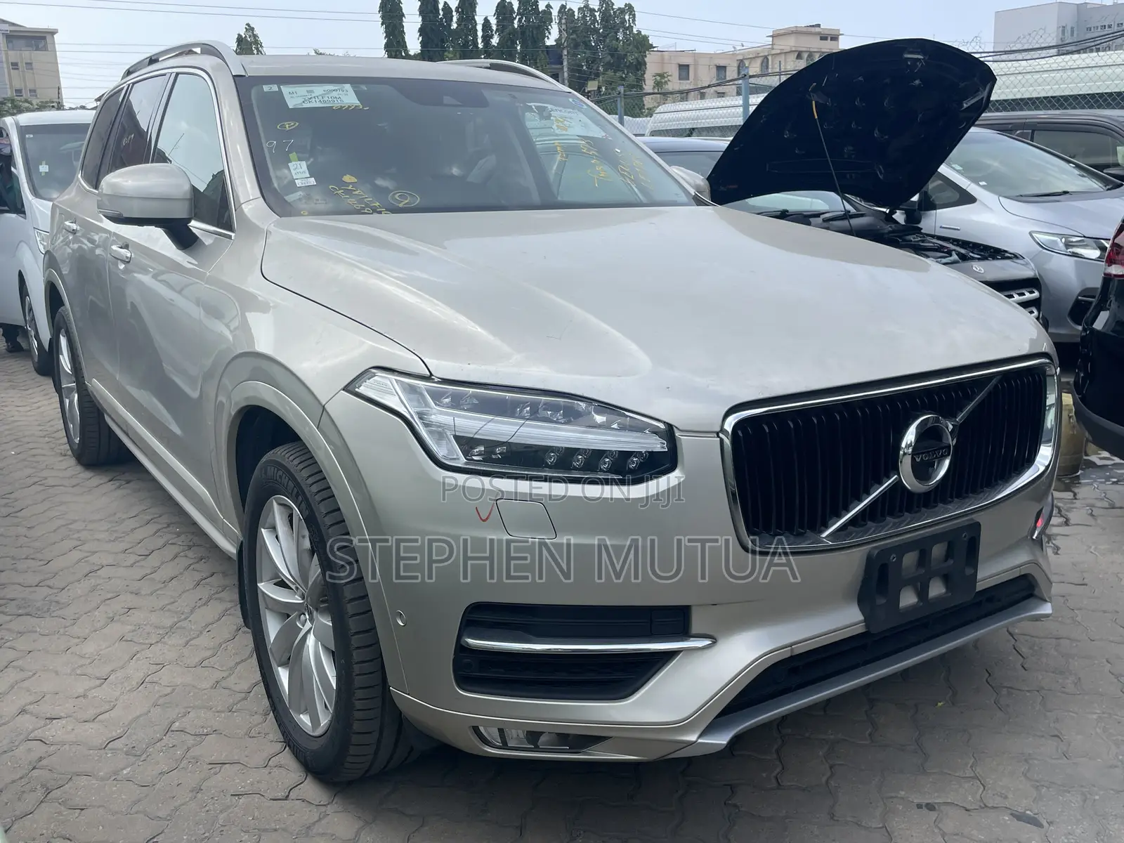 Volvo XC90 T5 Momentum AWD 2019 Gold