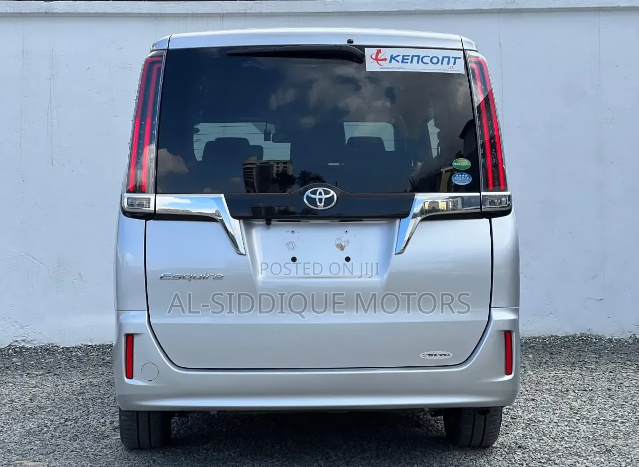 Toyota Esquire 2.0 FWD (8 seater) 2018 Silver