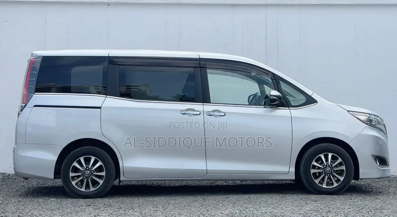 Toyota Esquire 2.0 FWD (8 seater) 2018 Silver