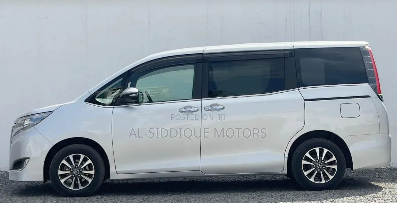 Toyota Esquire 2.0 FWD (8 seater) 2018 Silver
