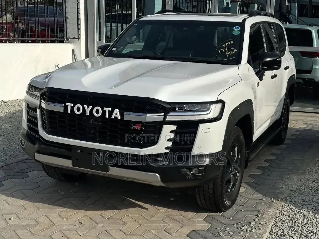 Toyota Land Cruiser LC300 2023 White