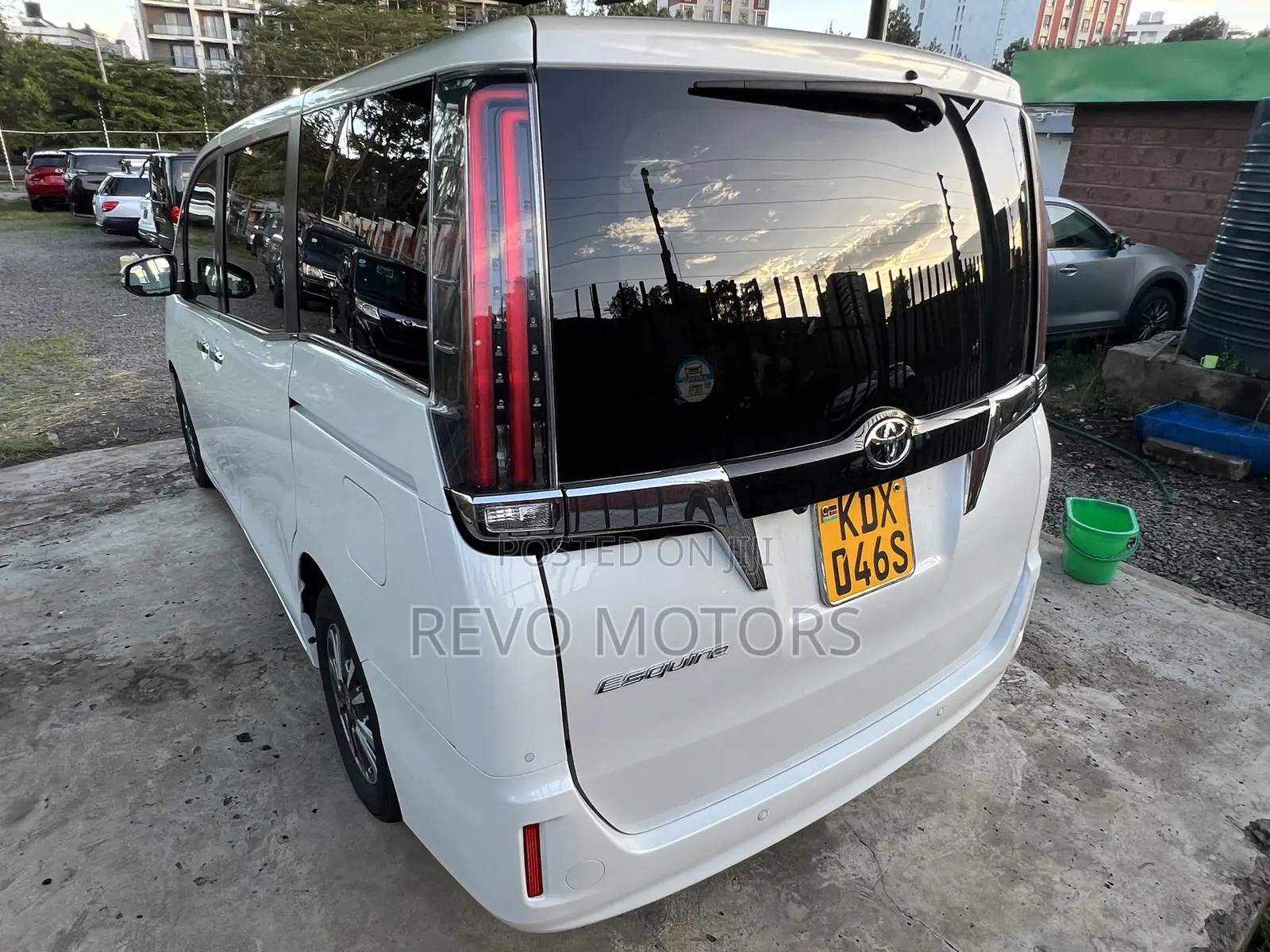 Toyota Esquire 2019 Pearl