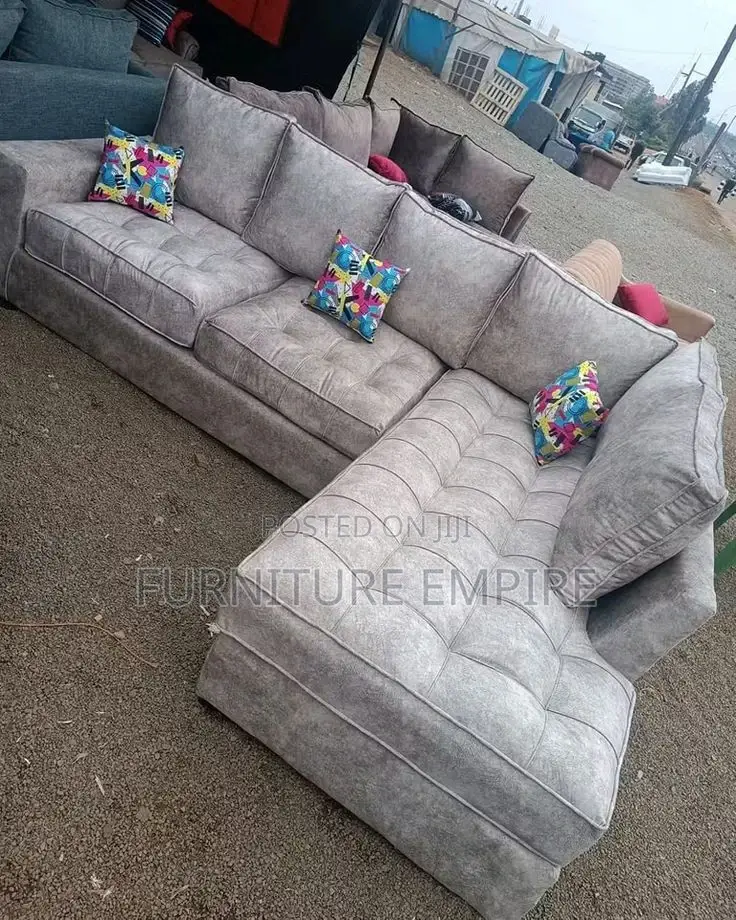 Light Gray L-Shaped Sectional Sofa With Tufted Chaise
