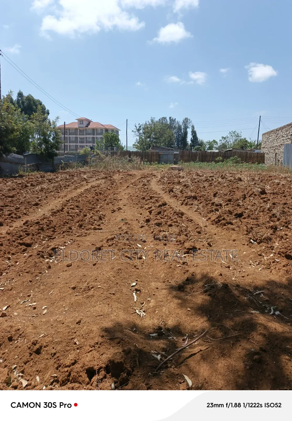 1/2 Acre Plus 1/8 Langas With Title.