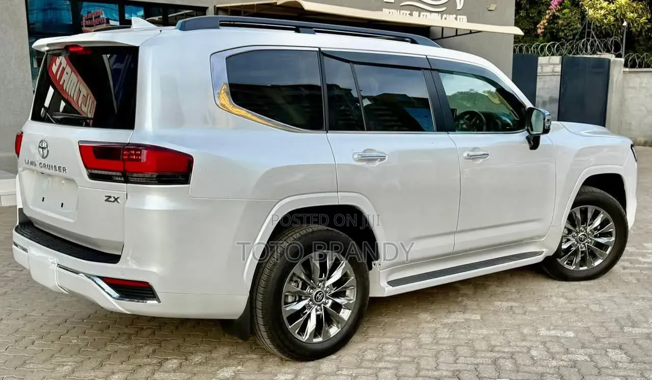 Toyota Land Cruiser LC300 2023 White
