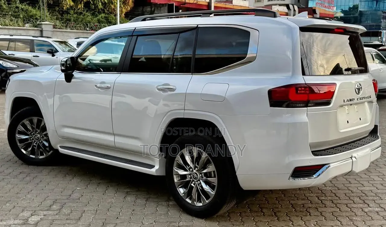 Toyota Land Cruiser LC300 2023 White