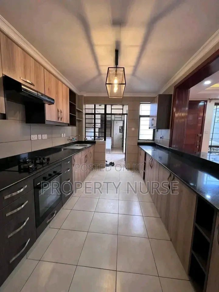 4bdrm Mansion in Gateway Mall Area for sale